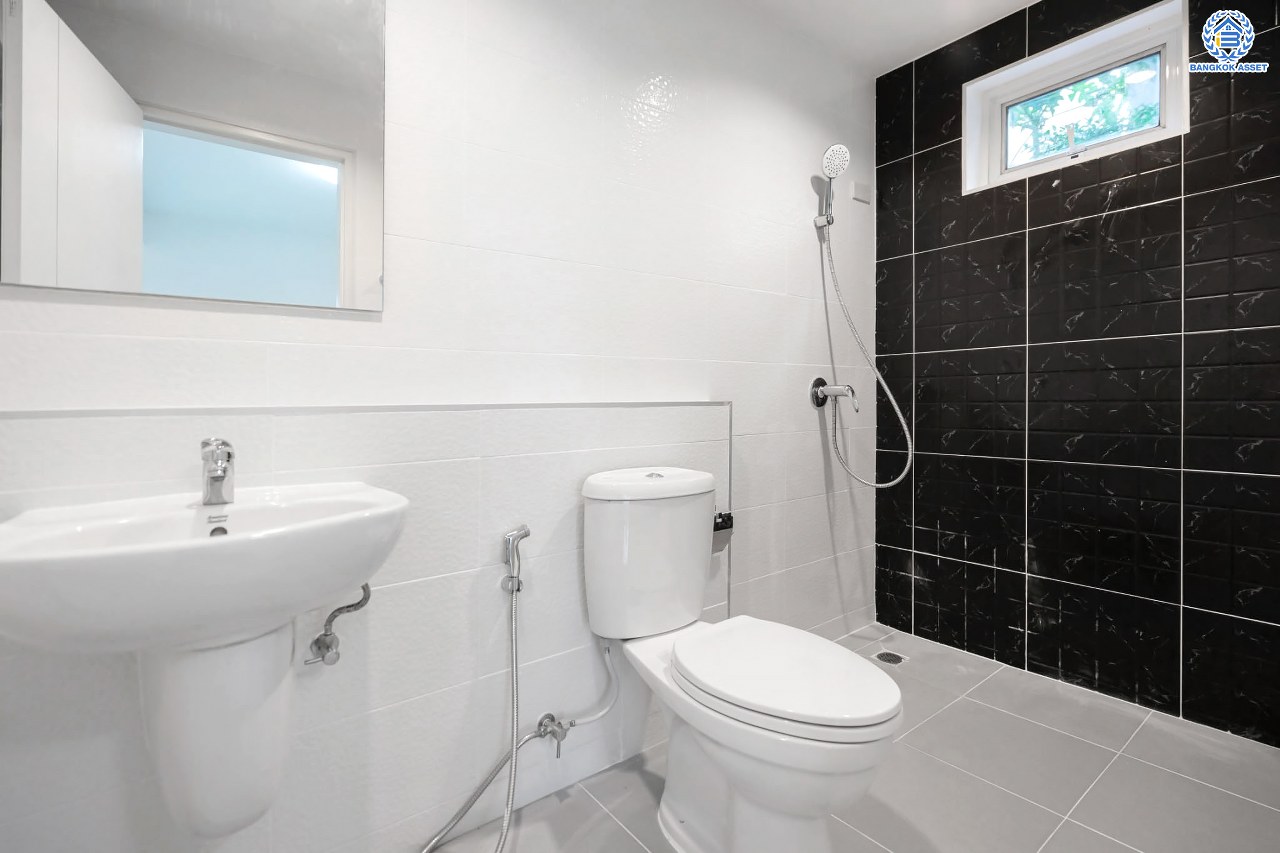 บ้านมือสองตกแต่งใหม่ โครงการ เดอะวิลเลจ แจ้งวัฒนะ-ติวานนท์ หลังมุม เนื้อที่ 58.4 ตร.ว. ดีไซน์ตอบทุกไลฟ์สไตล์ ฟังก์ชัน 3 ห้องนอน 2 ห้องน้ำ จอดรถได้ 2 คัน Living ชั้นล่างกว้างขวาง สามารถกั้นเป็นห้องเพิ่มได้สบาย ๆ บนทำเลติดถนนใหญ่ เชื่อมต่อทุกเส้นทาง ใกล้รถไฟฟ้าสายสีชมพู "สถานีแจ้งวัฒนะ-ปากเกร็ด28" และจุดขึ้นทางด่วน "ศรีสมาน"